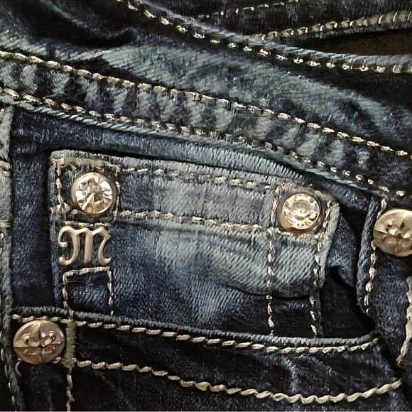 Gorgeous Miss Me Signature Capri Jeans With 21-1/2” Inseam - Picture 7 of 8